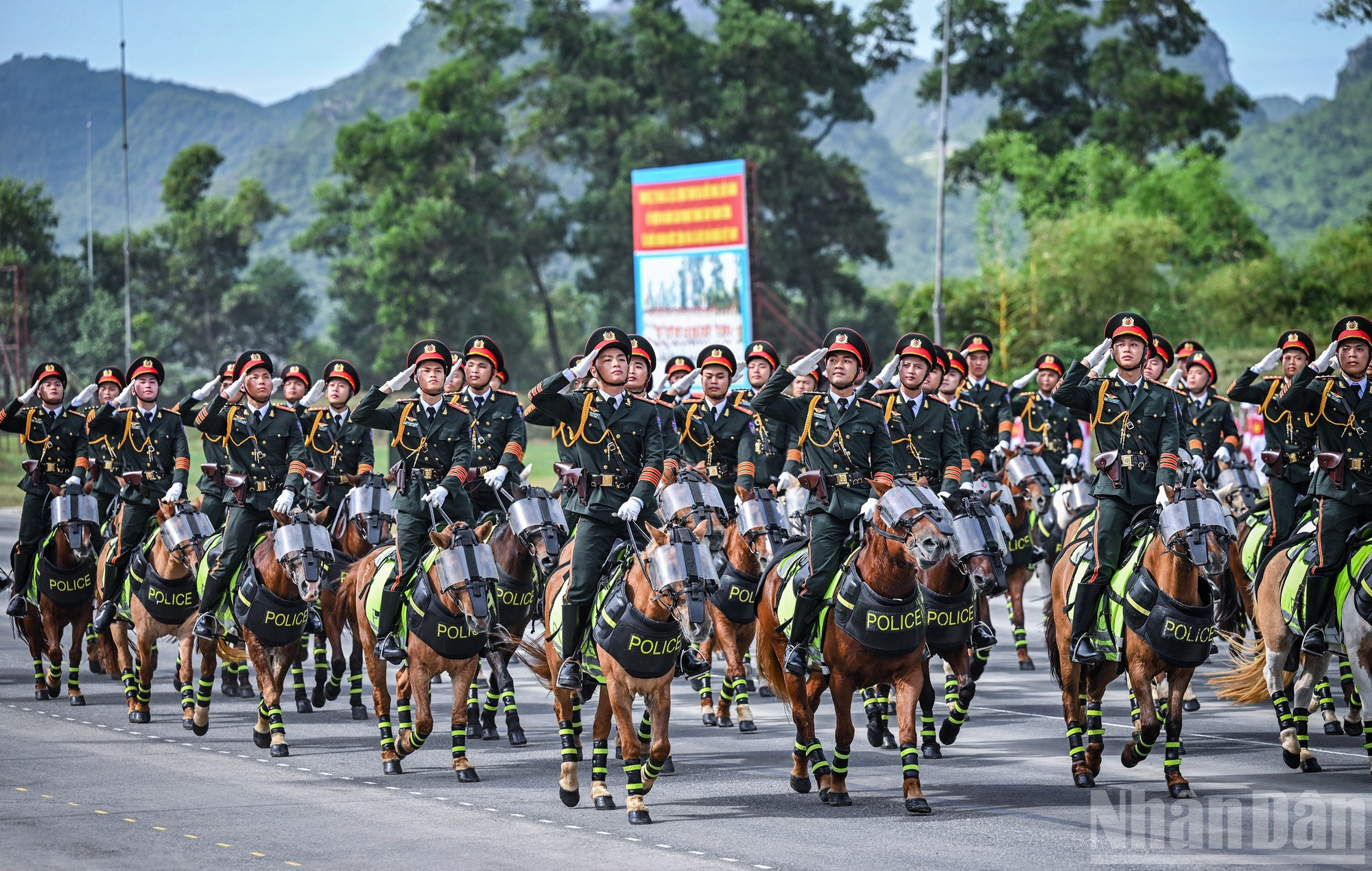 Bloc de la Police mobile à cheval. ky-binh.jpg