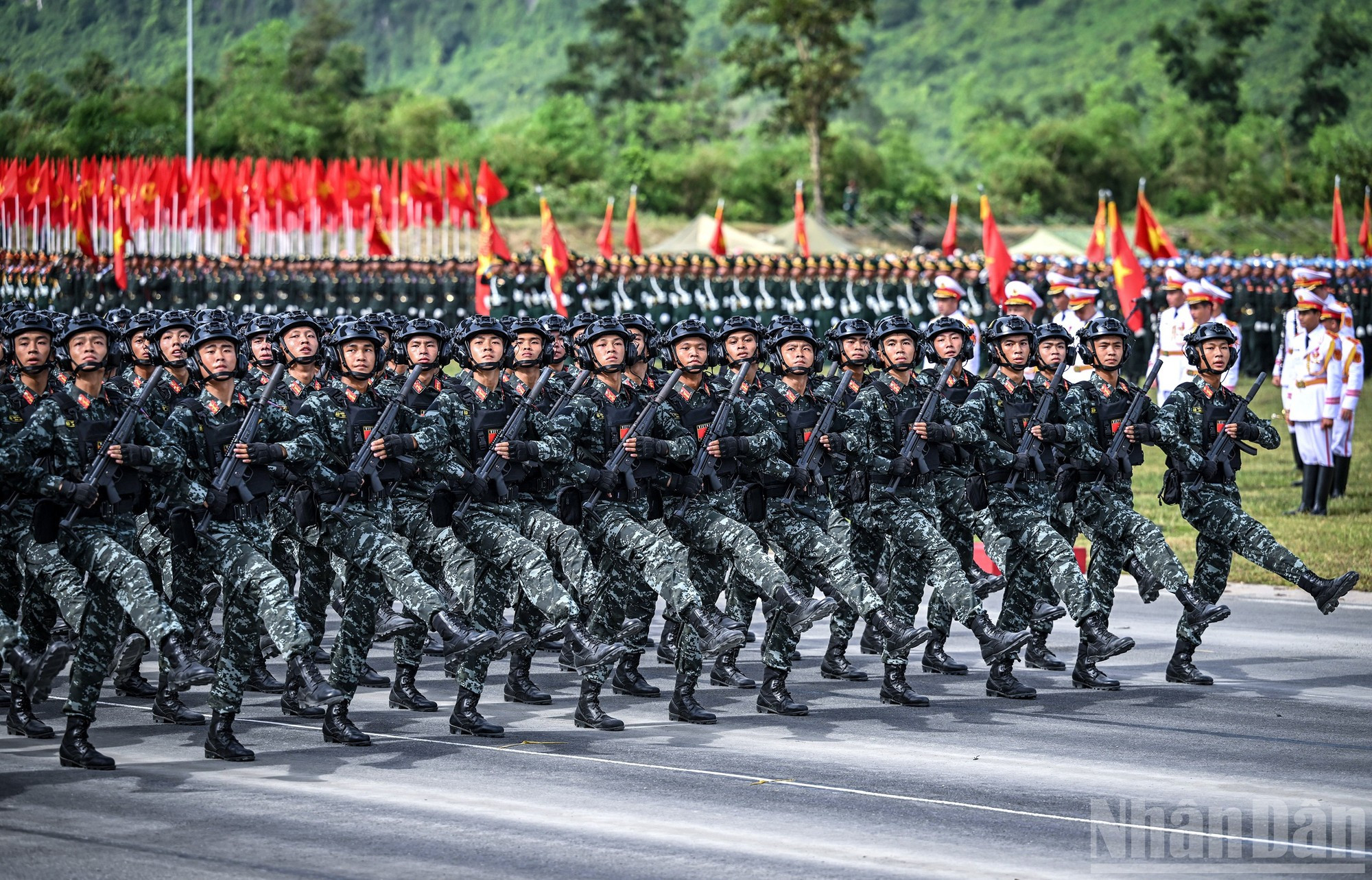 Bloc des forces spéciales masculines de la police. nam-dac-nhiem.jpg