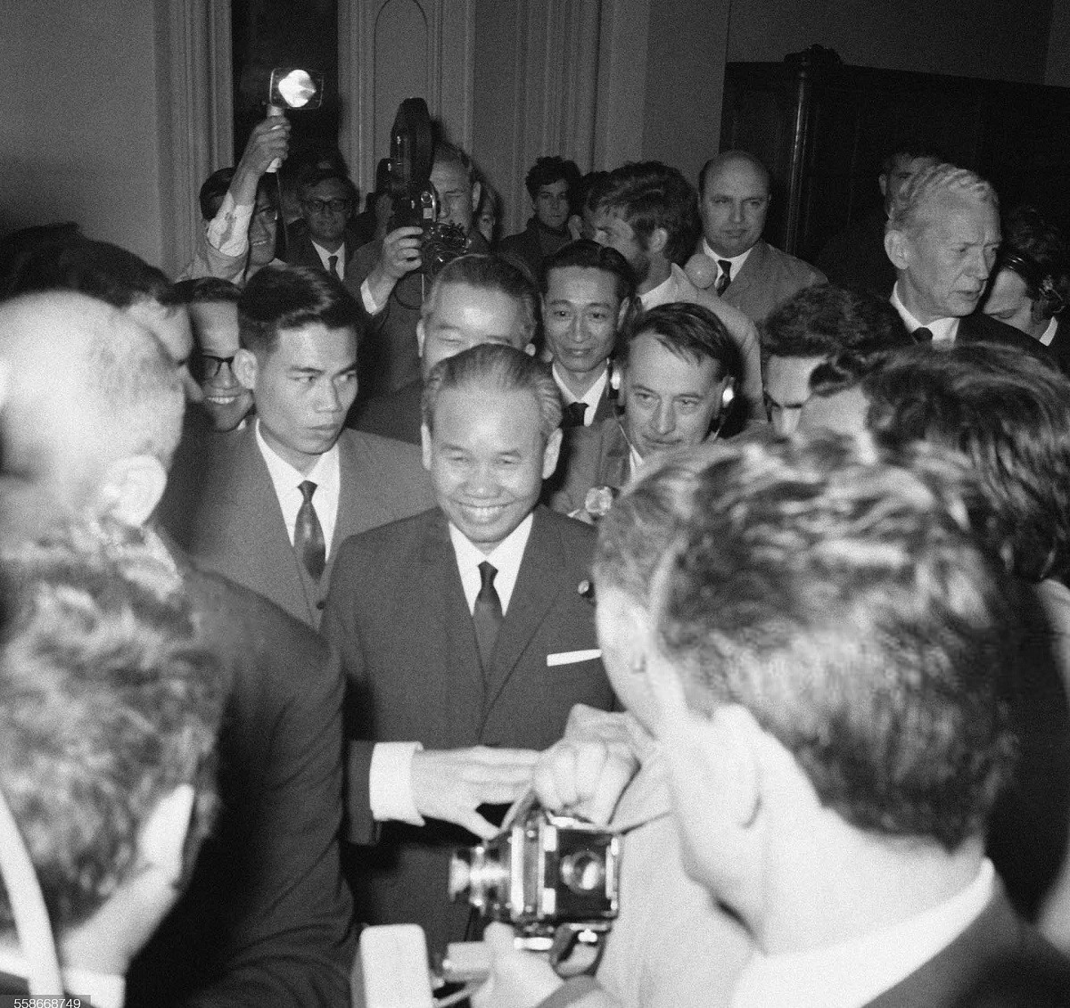 Le ministre des Affaires étrangères Xuan Thuy à Paris, le 10 mai 1968. Photo : Getty Images. xuan-thuy-a-paris-copy.jpg