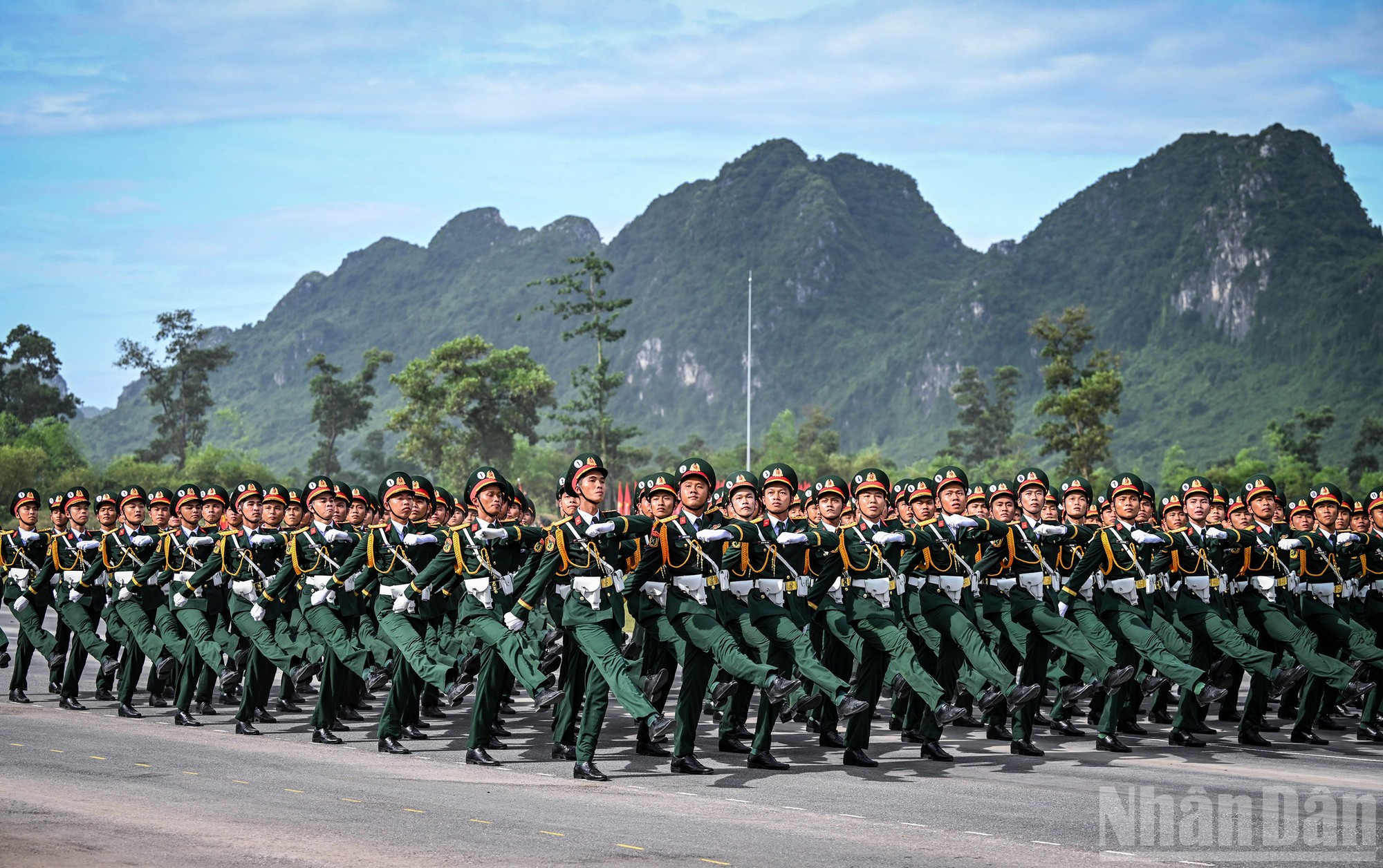 Des scènes impressionnantes de soldats défilant au pas parfaitement synchronisé. images-an-tuong.jpg