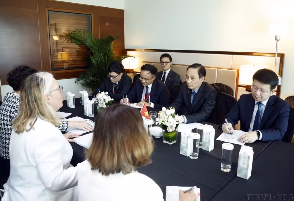 Le membre du Bureau politique et ministre vietnamien des Affaires étrangères Le Hoai Trung s’entretient avec la secrétaire adjointe au ministère australien des Affaires étrangères et du Commerce, Jan Adams, dans le cadre du Dialogue de Shangri-La à Singapour (mai 2026). Photo : VNA.