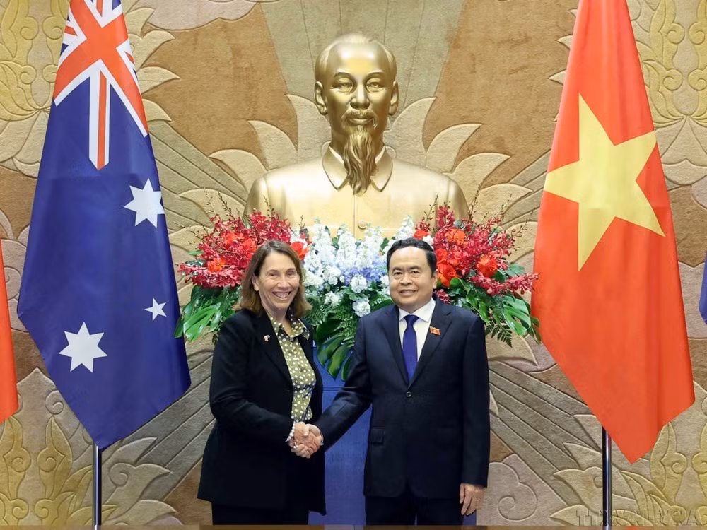 Le président de l’Assemblée nationale du Vietnam Tran Thanh Man s’entretient avec la présidente du Sénat australien Sue Lines, en visite officielle au Vietnam du 24 au 30 août 2024. Photo : VNA.