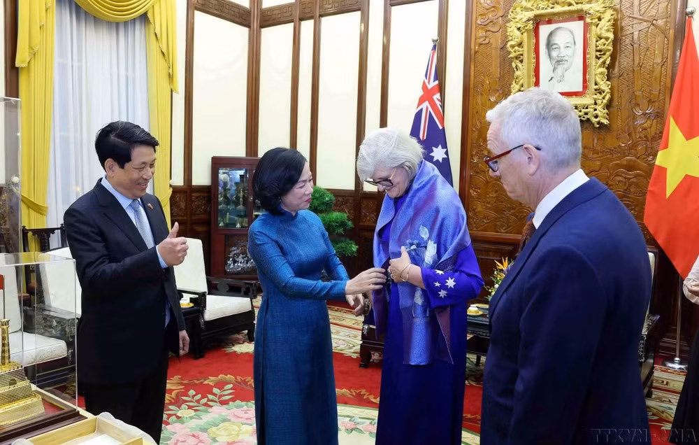 L’épouse du président vietnamien Luong Cuong remet un présent à la gouverneure générale d’Australie, Sam Mostyn, lors du banquet d’État en l’honneur de cette dernière et de son époux à l’occasion de leur visite d’État au Vietnam en septembre 2025. Photo : VNA.
