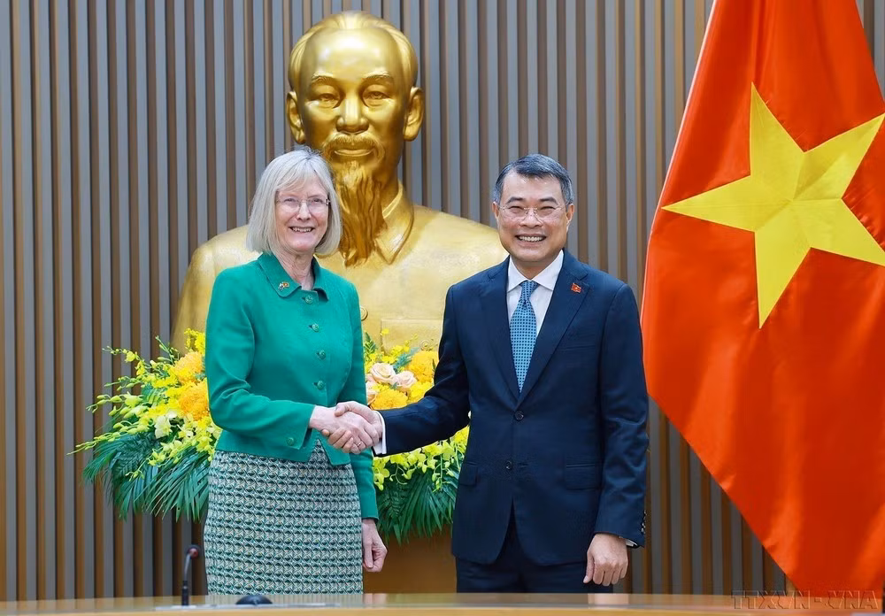 En juin 2026, lors de sa rencontre avec Gillian Bird, ambassadrice d’Australie au Vietnam, le Premier ministre vietnamien Le Minh Hung souligne que le Vietnam considère toujours l’Australie comme un ami fiable et un partenaire stratégique intégral à fort potentiel, dont la position et le rôle dans la région ne cessent de gagner en importance et avec lequel le Vietnam partage de nombreux intérêts stratégiques. Photo : VNA.