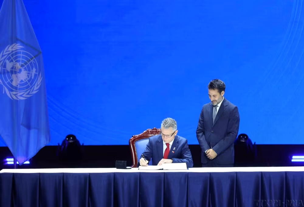 Le ministre australien chargé des Affaires étrangères et du Commerce, Matt Thistlethwaite, signe la Convention des Nations Unies contre la cybercriminalité lors de la cérémonie d’ouverture à la signature et du Sommet de la Convention des Nations Unies contre la cybercriminalité, dite « Convention de Hanoï », organisés à Hanoï en octobre 2025. Photo : VNA.