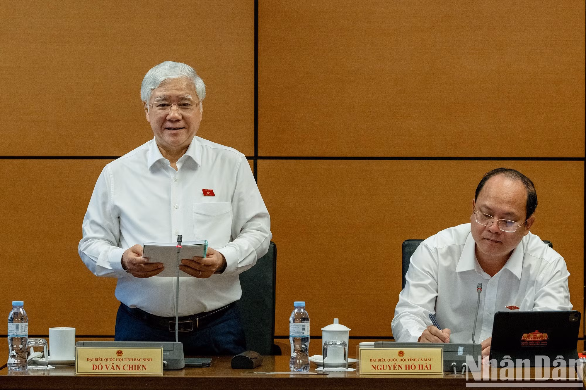 Do Van Chien, vice-président permanent de l’Assemblée nationale, intervient lors des discussions du groupe 8 (délégations des provinces de Bac Ninh et de Ca Mau).