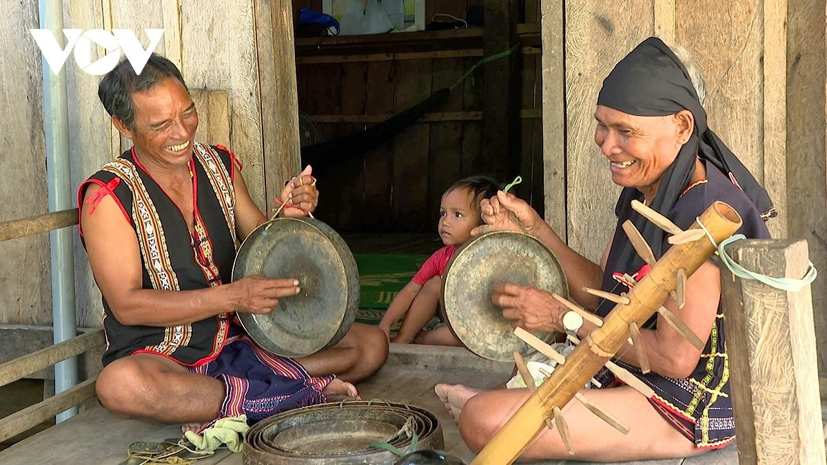 Depuis de nombreuses années, à Gia Lai, les artisans des minorités ethniques, souvent qualifiés de « trésors vivants » de la communauté. Photo : VOV. gia-lai-vov.jpg