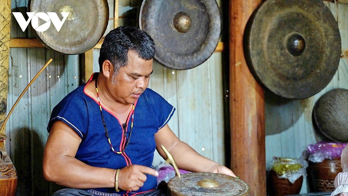 L’artisan Đinh Hdót passe des heures à accorder minutieusement l’ensemble de gongs du village. Photo : VOV. dinh-hdot-vov.jpg
