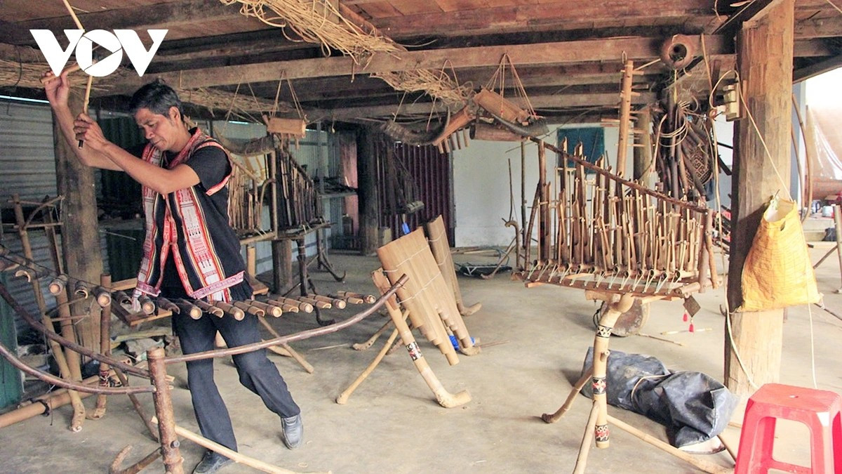 L’artisan Rơ Châm Tih a consacré des décennies à la fabrication d’instruments des Jrai, contribuant à diffuser la musique du Tay Nguyen à l’échelle nationale et internationale. Photo : VOV. ro-cham-tih-vov.jpg