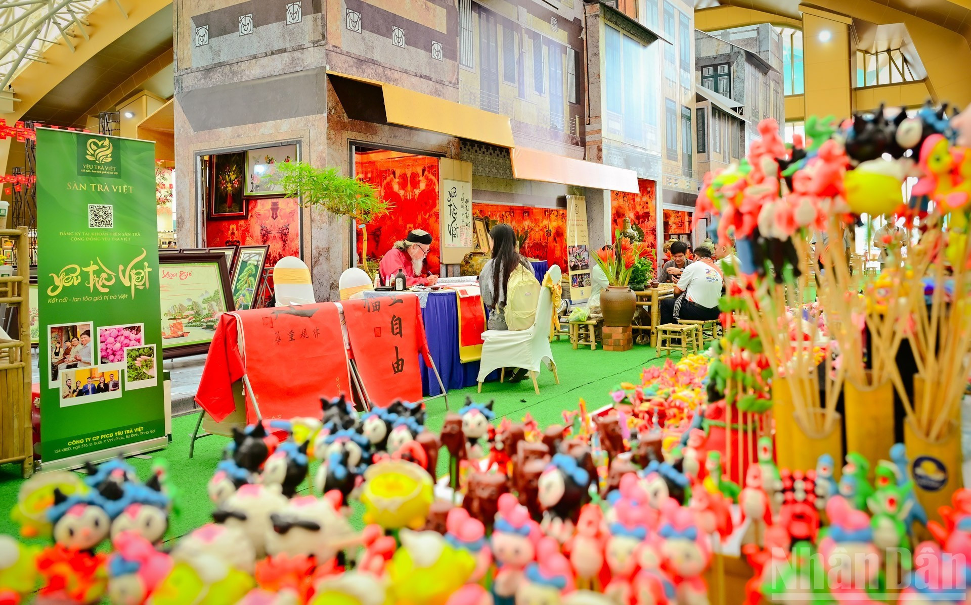 La « Rue de l’automne de Hanoi » attire de nombreux visiteurs et touristes.