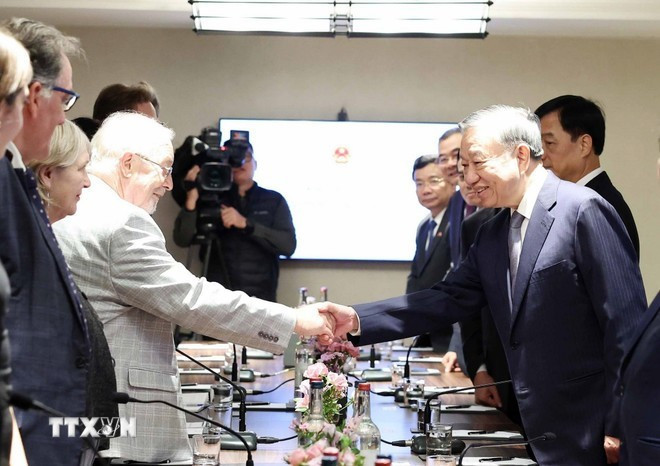 Le secrétaire général To Lam rencontre le secrétaire général du Parti communiste de Grande-Bretagne, Robert Griffiths. Photo : VNA. Le secrétaire général To Lam rencontre le secrétaire général du Parti communiste de Grande-Bretagne, Robert Griffiths. Photo : VNA.