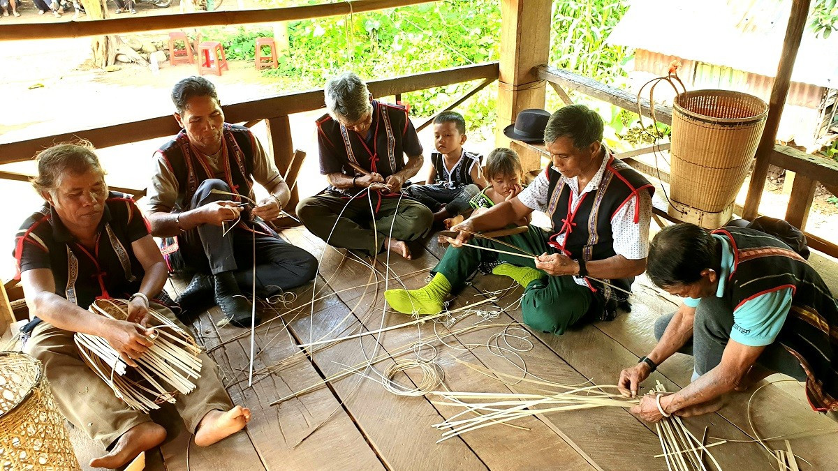 Des milliers d’artisans qui exercent dans des domaines variés comme instruments de musique traditionnels, tissage, vannerie… sont le lien culturel des minorités dans le monde moderne. Photo : nguoiduatin. vannerie-ethie.jpg