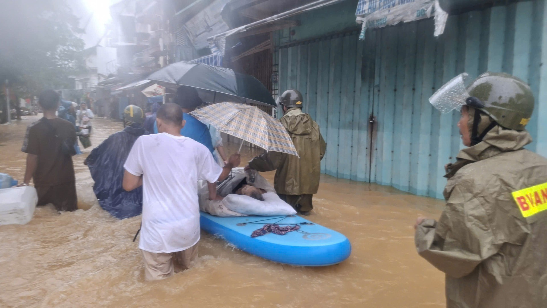 Les malades sont transportés vers l’hôpital.
