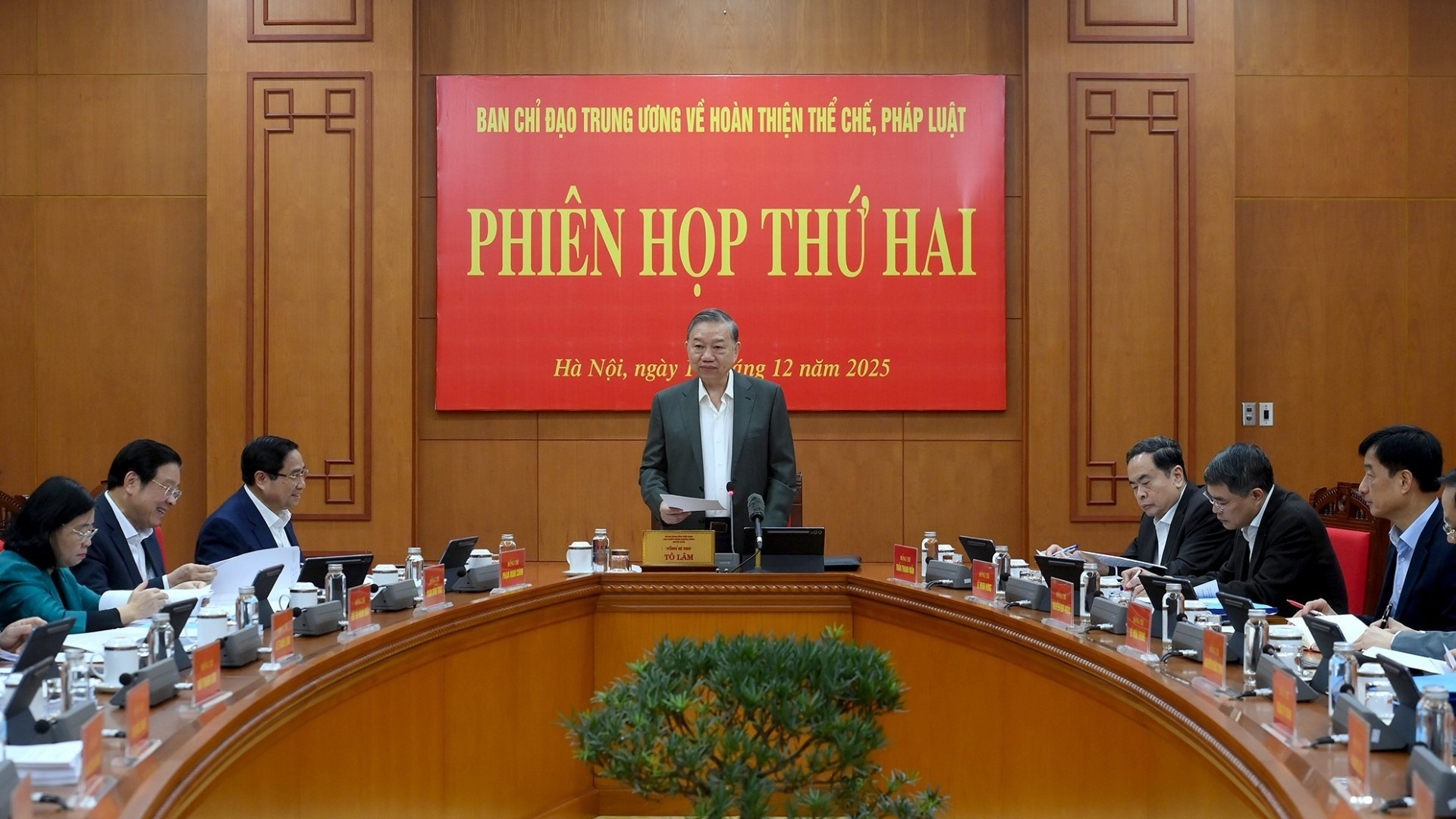 Le secrétaire général To Lam préside la 2e réunion du Comité directeur central de la réforme institutionnelle, tenue le 17 décembre à Hanoï.