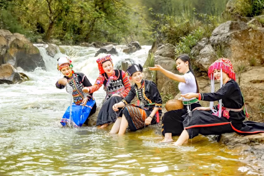 Des jeunes filles Thai noires à Phieng Loi. Photo : Vnexpress.