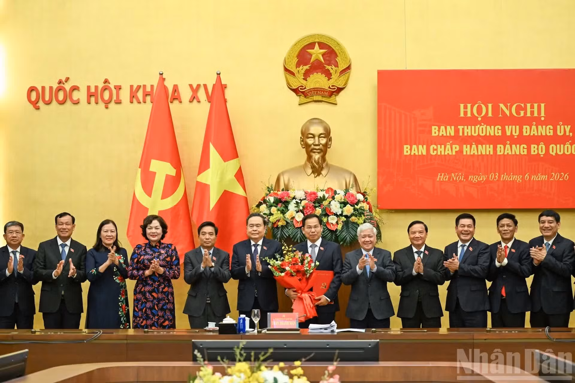Le président de l’AN, Tran Thanh Man, et les participants offrent des fleurs à Le Quang Manh pour le féliciter.