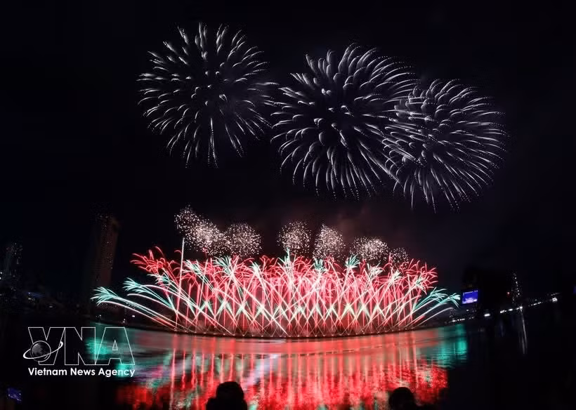 L’équipe vietnamienne Z121 Vina Pyrotech a confirmé son savoir-faire avec une prestation fortement inspirée de l’identité nationale. Photo : VNA.
