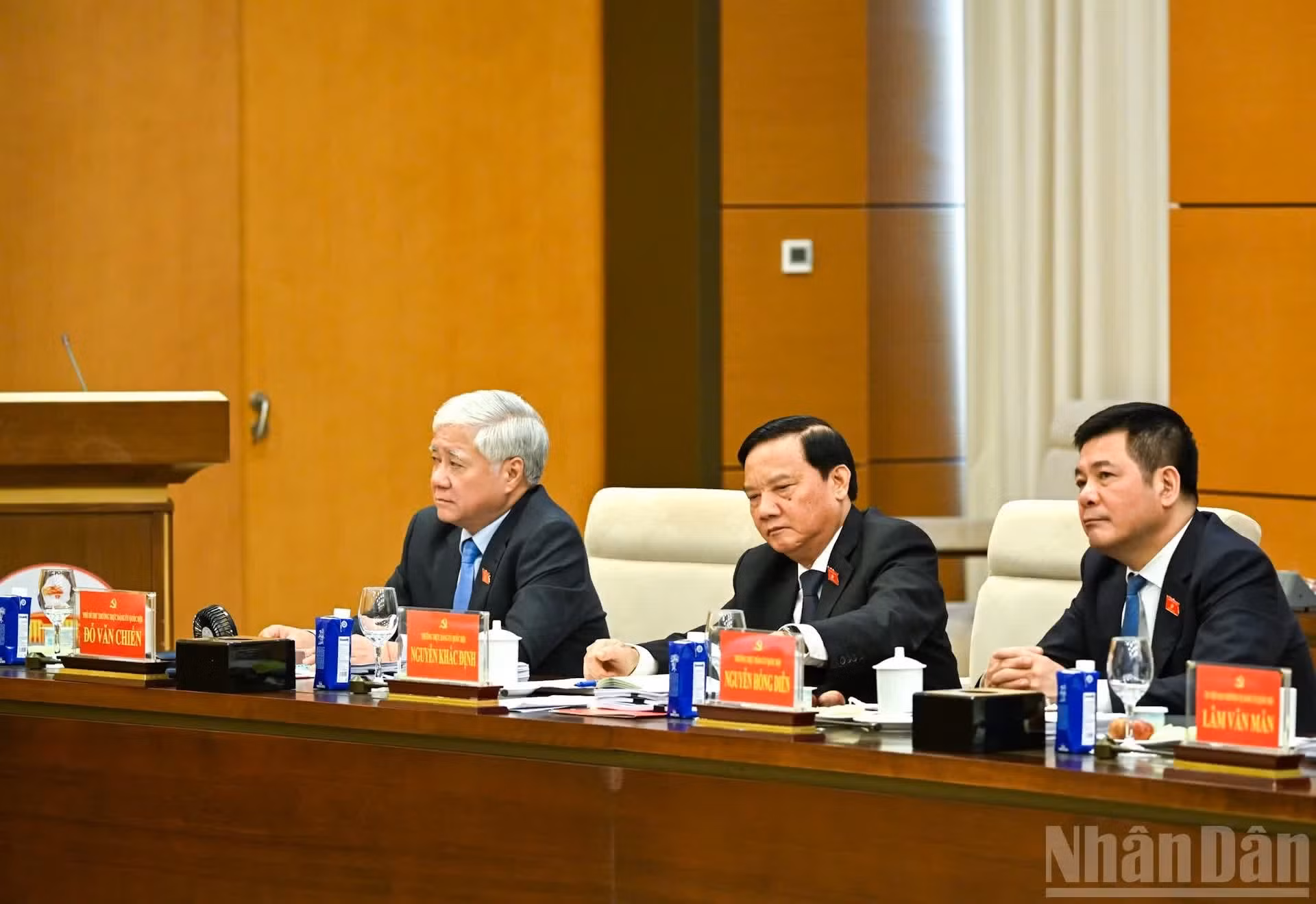 Le secrétaire adjoint permanent du Comité du Parti de l’AN et vice-président permanent de l’AN, Do Van Chien, aux côtés des membres du Comité permanent du Parti de l’AN, lors de la conférence.