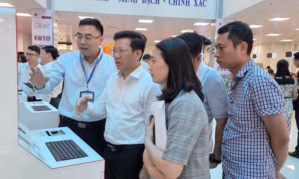 Le Centre provincial de services administratifs publics de Quang Ninh met en œuvre un modèle pilote de kiosque intelligent au service des citoyens et entreprises.