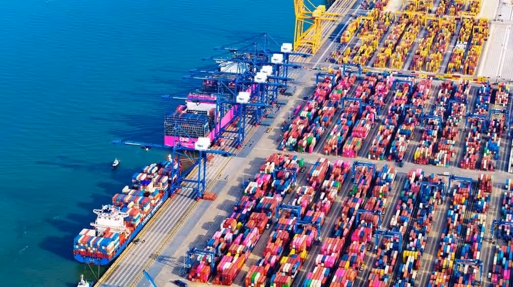 Le complexe portuaire de Lach Huyen poursuit son essor spectaculaire, devenant le symbole de l’ambition de Hai Phong de conquérir les grands espaces maritimes, de renforcer son intégration internationale et de promouvoir un développement durable dans la nouvelle ère.