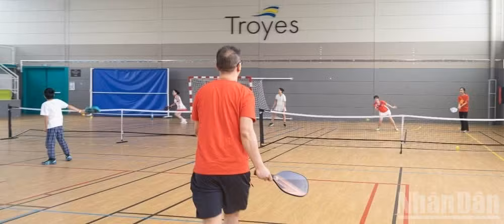 Les compétitions se déroulent dans un esprit de fair-play et d’enthousiasme. L’OV26 réunit plusieurs générations de Vietnamiens en France, des adolescents et étudiants aux seniors.