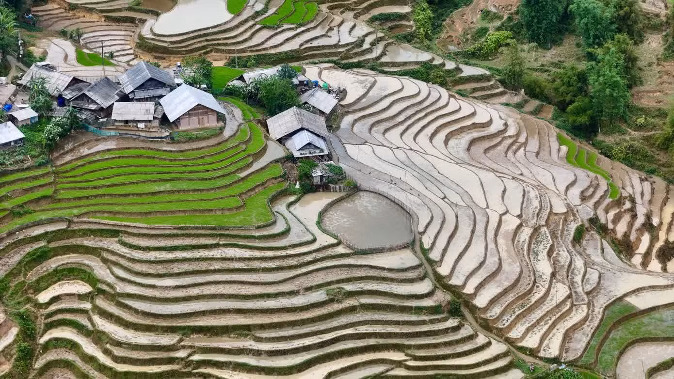 L’eau dévale les ravins et vient remplir les terrasses, qui se transforment en immenses miroirs naturels offrant un spectacle grandiose.