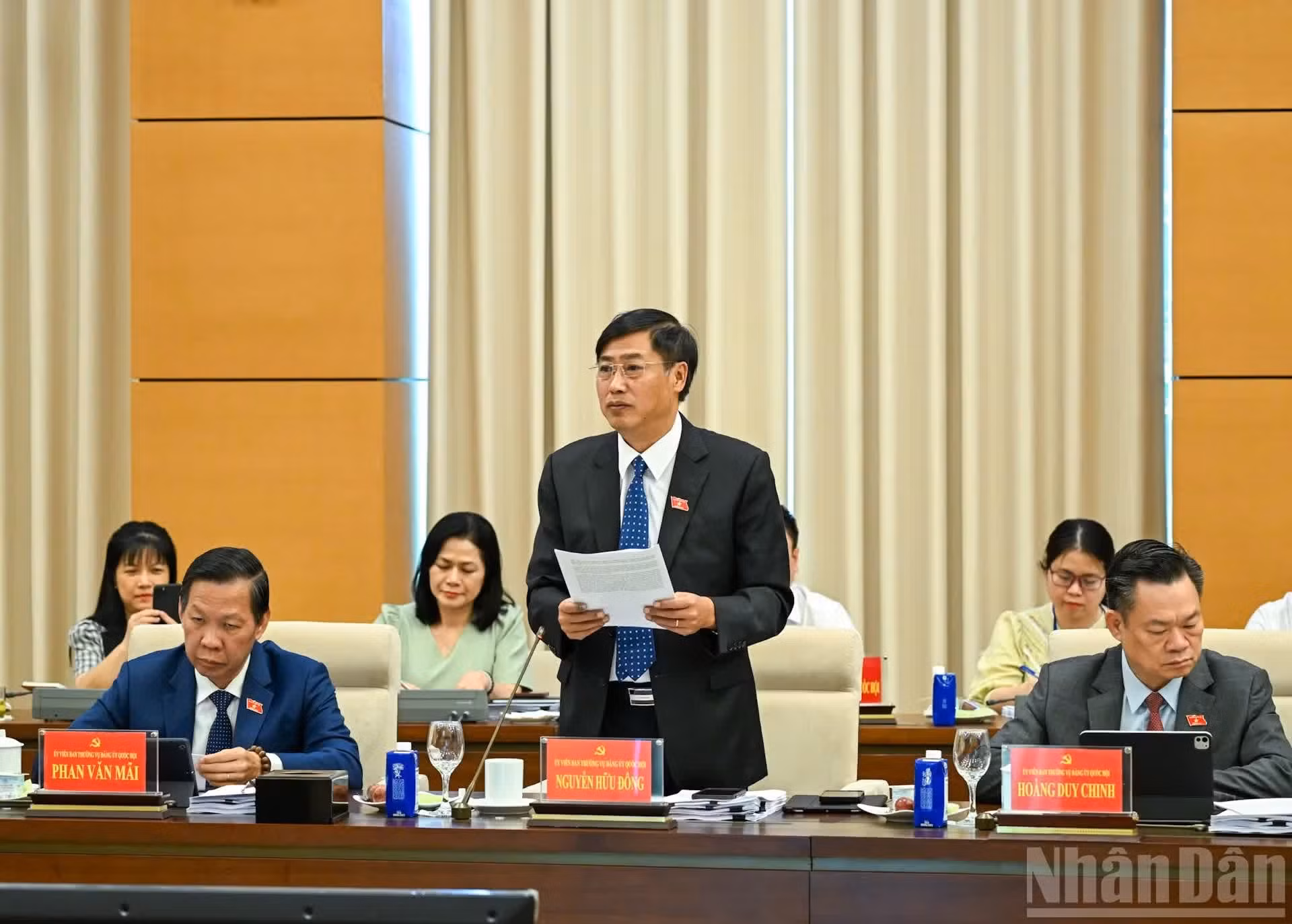 Le président de la Commission des affaires des députés de l’AN, Nguyen Huu Dong, intervient.