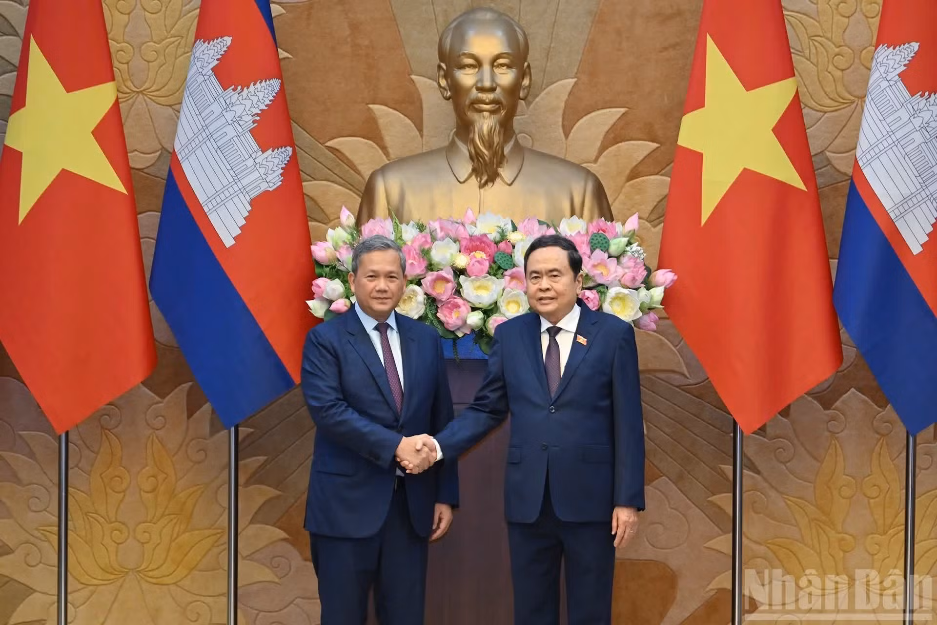 Le président de l’Assemblée nationale Tran Thanh Man et le Premier ministre cambodgien Hun Manet lors de leur entretien.