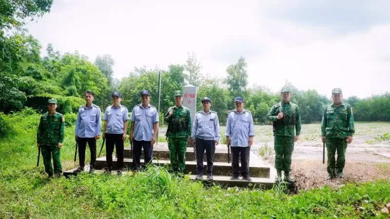 Les gardes-frontières et les agents de sécurité de la société par actions de caoutchouc de Tan Bien effectuent une patrouille de surveillance des bornes frontalières entre le Vietnam et le Cambodge. Photo : NDEL.