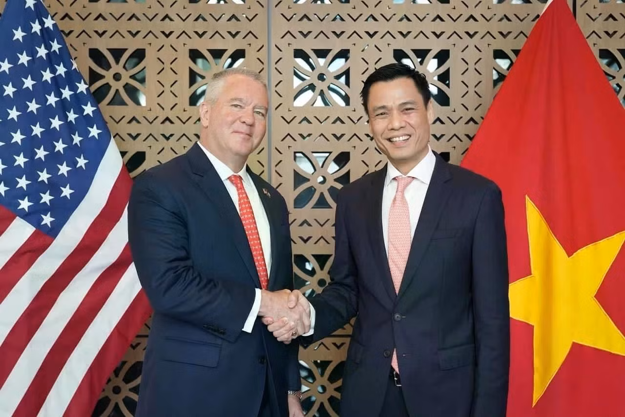 Le vice-ministre vietnamien des Affaires étrangères, Dang Hoang Giang (à droite), et le secrétaire d'État adjoint américain, Michael DeSombre. Photo : baoquocte.