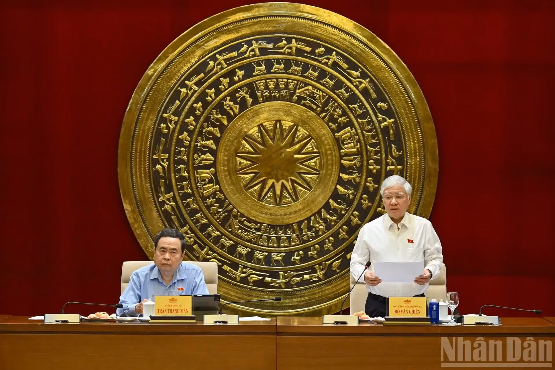 Le vice-président permanent de l'Assemblée nationale, Do Van Chien, lors de la séance de travail.