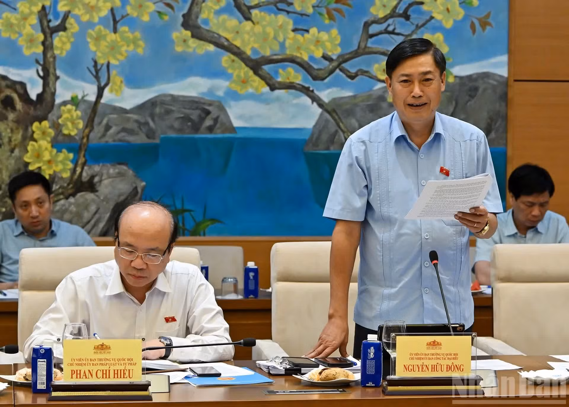 Le président de la Commission des affaires des députés, Nguyen Huu Dong, participe aux échanges.