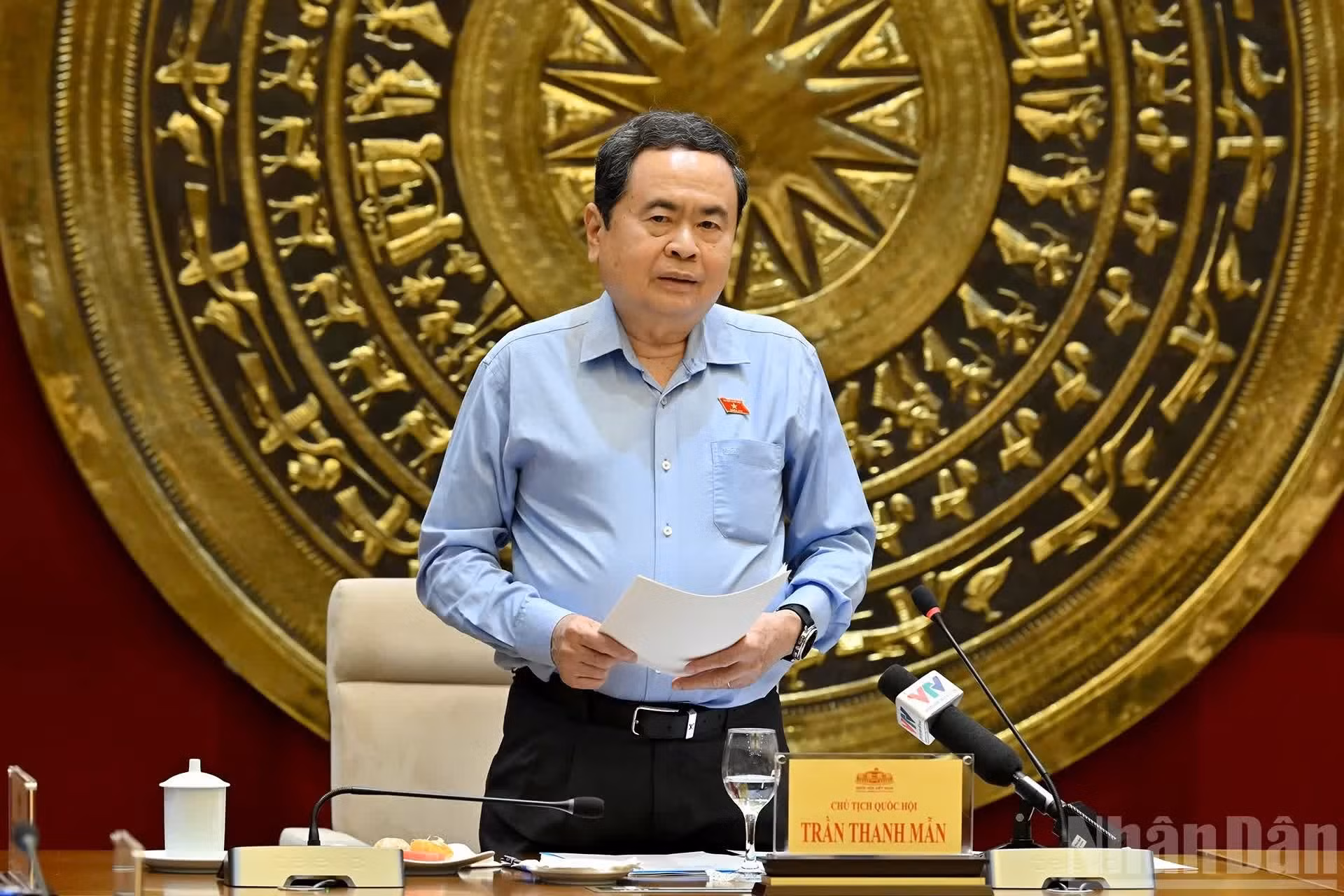 Le plus haut législateur vietnamien Tran Thanh Man prend la parole lors de la séance de travail.