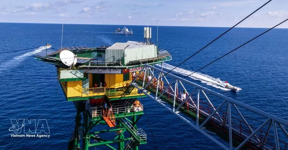 Plateforme DK1 au cœur de l’immensité maritime. Photo : VNA.