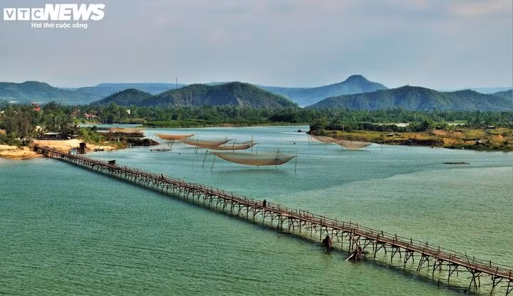 Au passage des véhicules, le pont oscille légèrement et émet un grincement caractéristique. Photo : VTCNews.