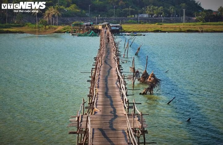 Cet ouvrage, construit de manière artisanale et rudimentaire pour un coût proche d’un milliard de dôngs, est constitué de planches issues de troncs de filaos et d’eucalyptus. Photo : VTCNews.