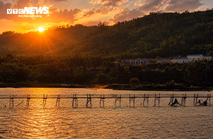 Au lever comme au coucher du soleil, le pont offre une beauté indescriptible, sereine et mystique. Photo : VTCNews.