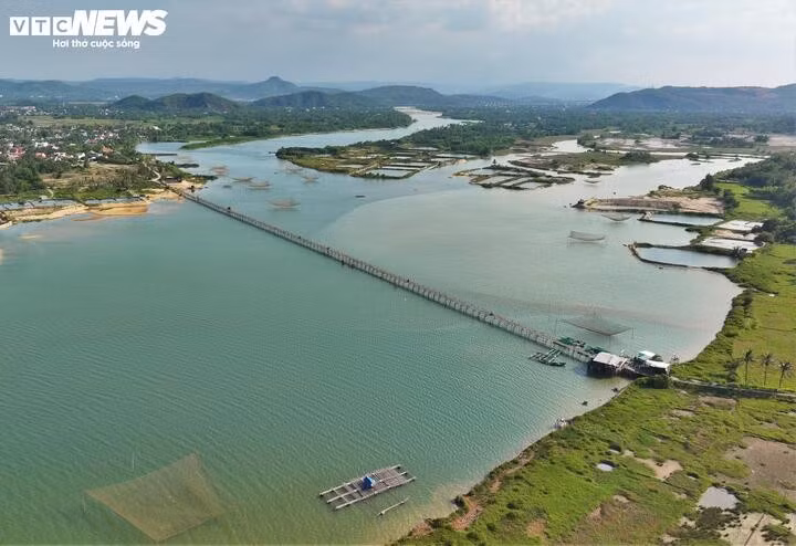 Le fait que le pont soit emporté chaque année par les crues est devenu, pour les habitants, une évidence, une fatalité devenue naturelle. Photo : VTCNews.