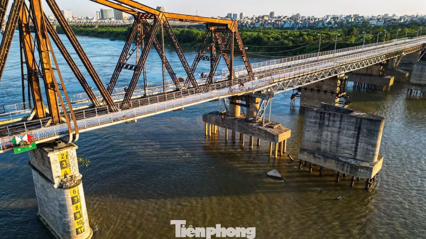 Les travaux de construction du système de caniveaux d’évacuation des eaux, du coulage du béton sur le tablier du pont ainsi que de réfection des garde-corps sont achevés.