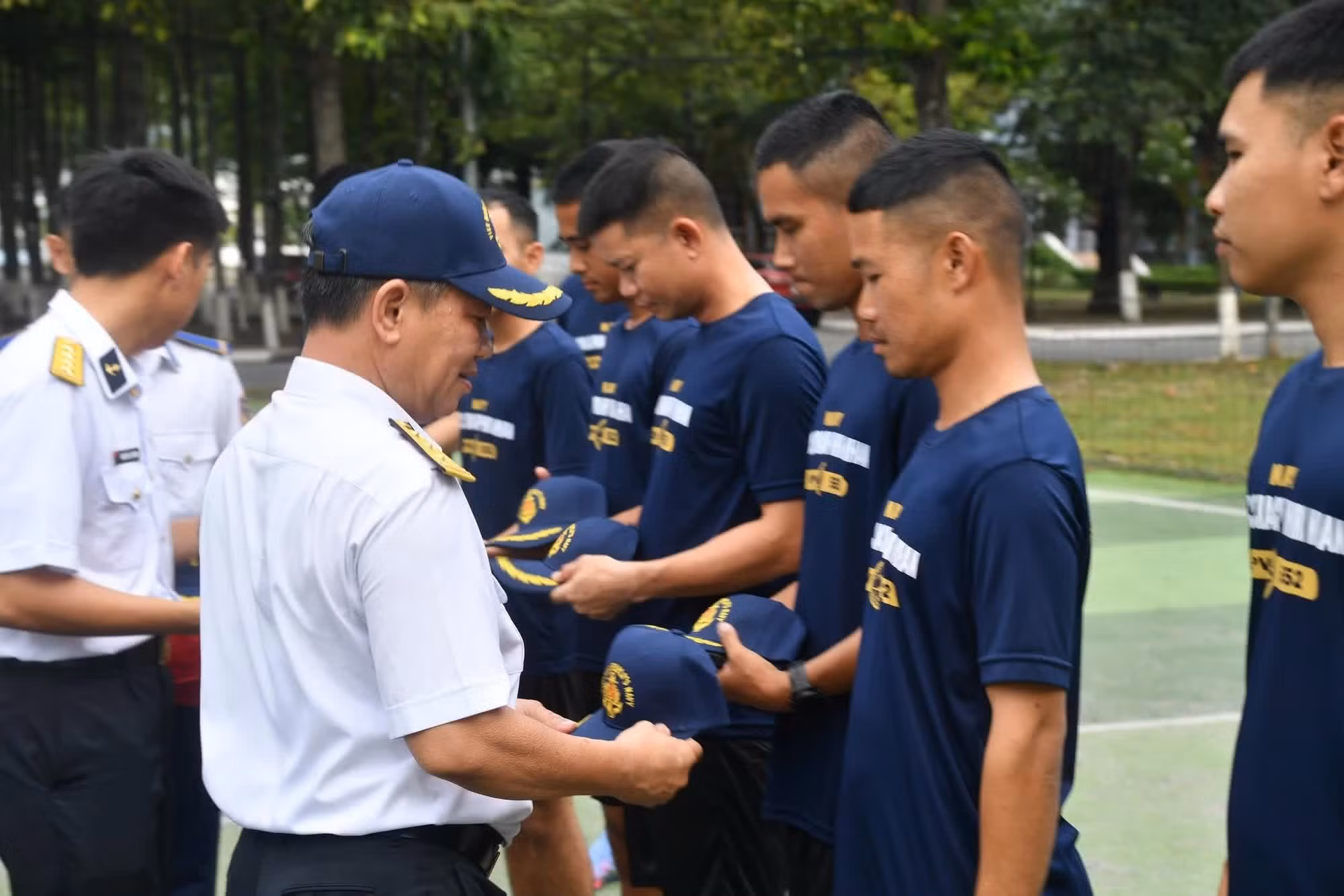 Le lieutenant-colonel Phan Anh Tuan, vice-commandant de la Brigade 125, remet des présents commémoratifs de la Marine populaire vietnamienne aux représentants du HTMS Prachuap Khiri Khan de la Marine royale thaïlandaise.