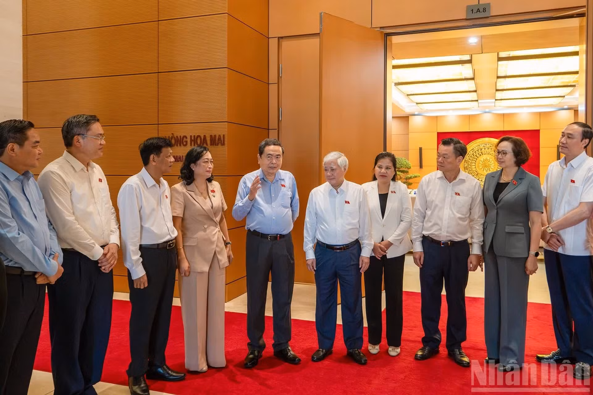 Le président de l'Assemblée nationale, Tran Thanh Man, échange avec les délégués.