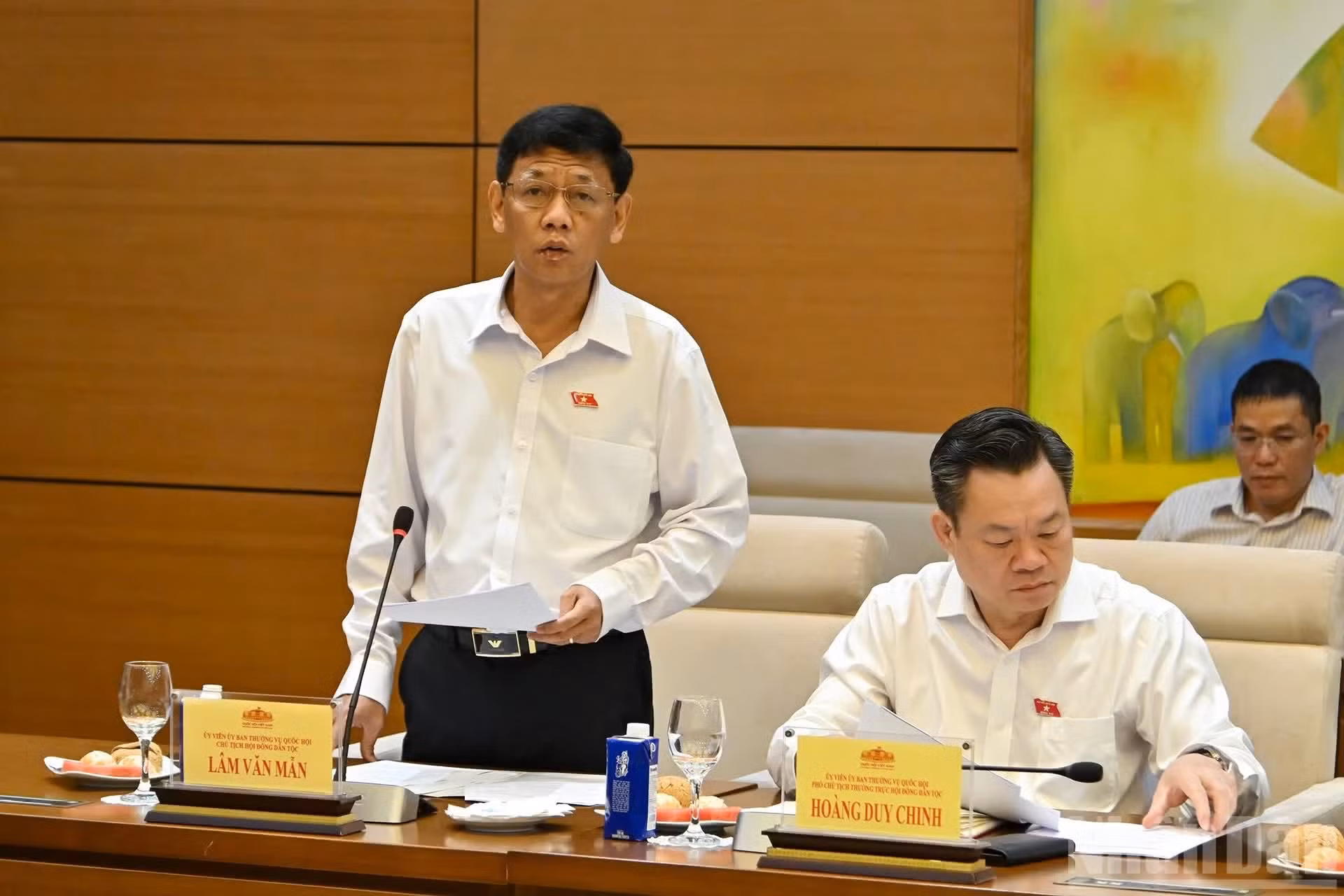 Le président du Conseil des affaires ethniques, Lam Van Man, présente son rapport.