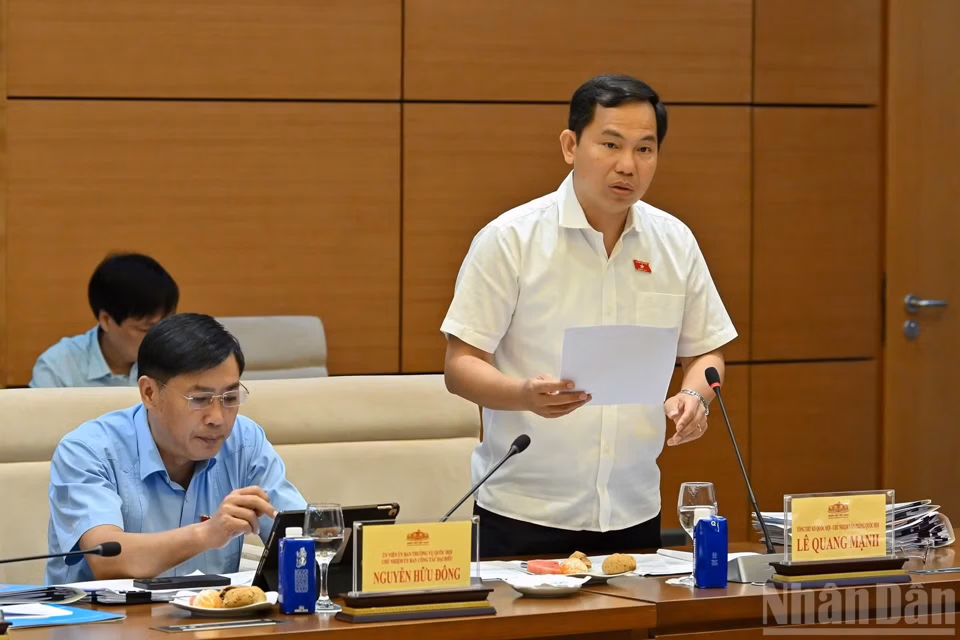 Le secrétaire général de l'Assemblée nationale et chef du Bureau de l'Assemblée nationale, Le Quang Manh, intervient.