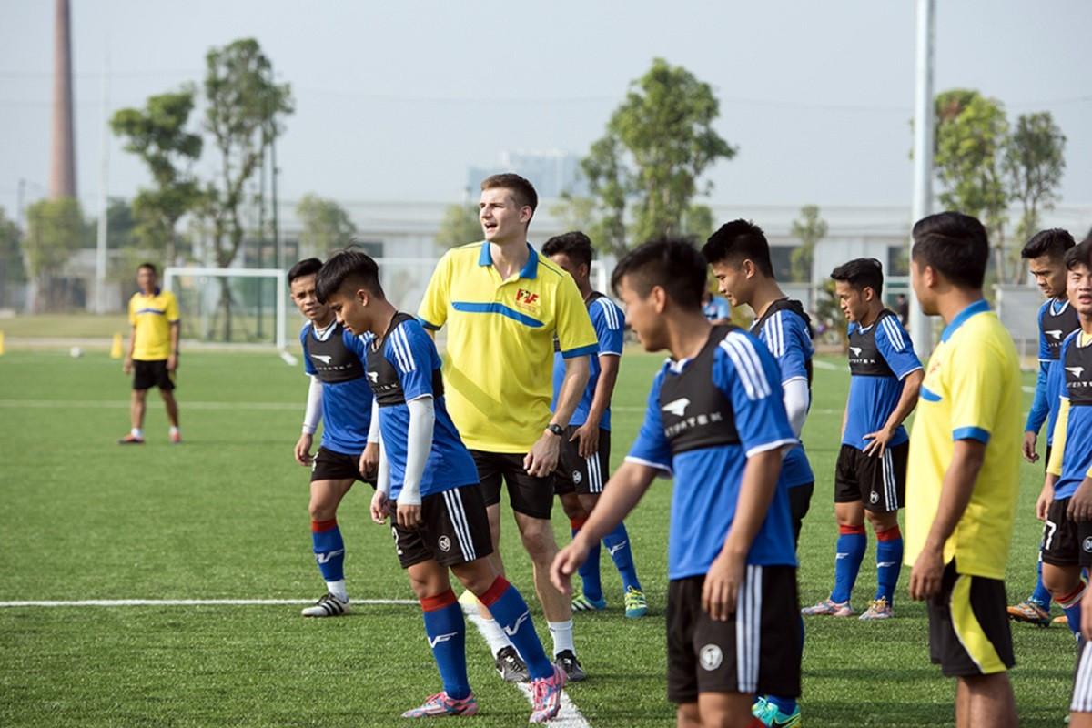 Des apprentis footballeurs s’entraînent au Centre de formation de football pour jeunes PVF à Hung Yen. Photo : baonghean. bong-da-baonghean.jpg