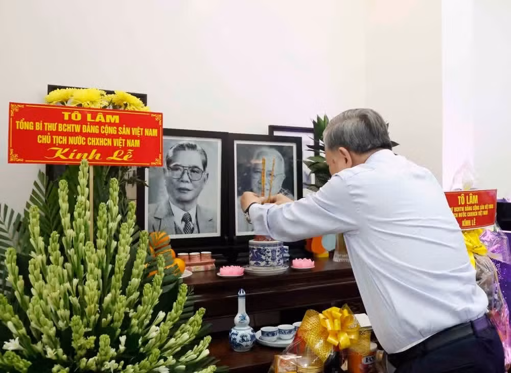 Le dirigeant To Lam offre de l’encens en mémoire de l’ancien secrétaire général du PCV Nguyen Van Linh. Photo : VNA.