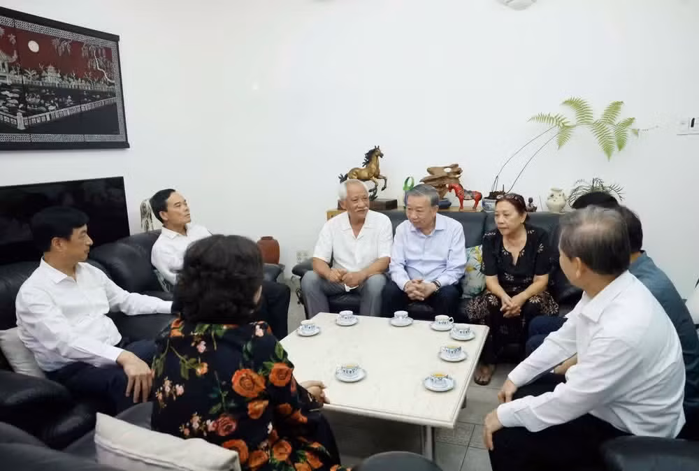 Le dirigeant To Lam rend visite à la famille de l’ancien secrétaire général du PCV Nguyen Van Linh. Photo : VNA.
