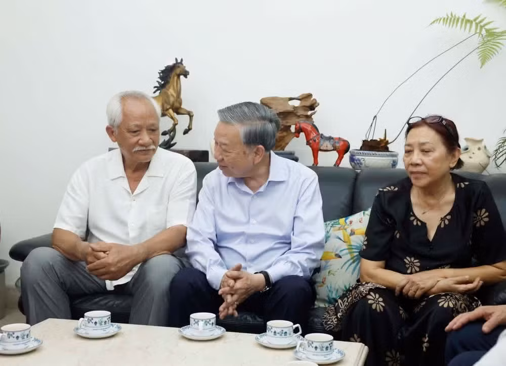Le dirigeant To Lam rend visite à la famille de l’ancien secrétaire général du PCV Nguyen Van Linh. Photo : VNA.