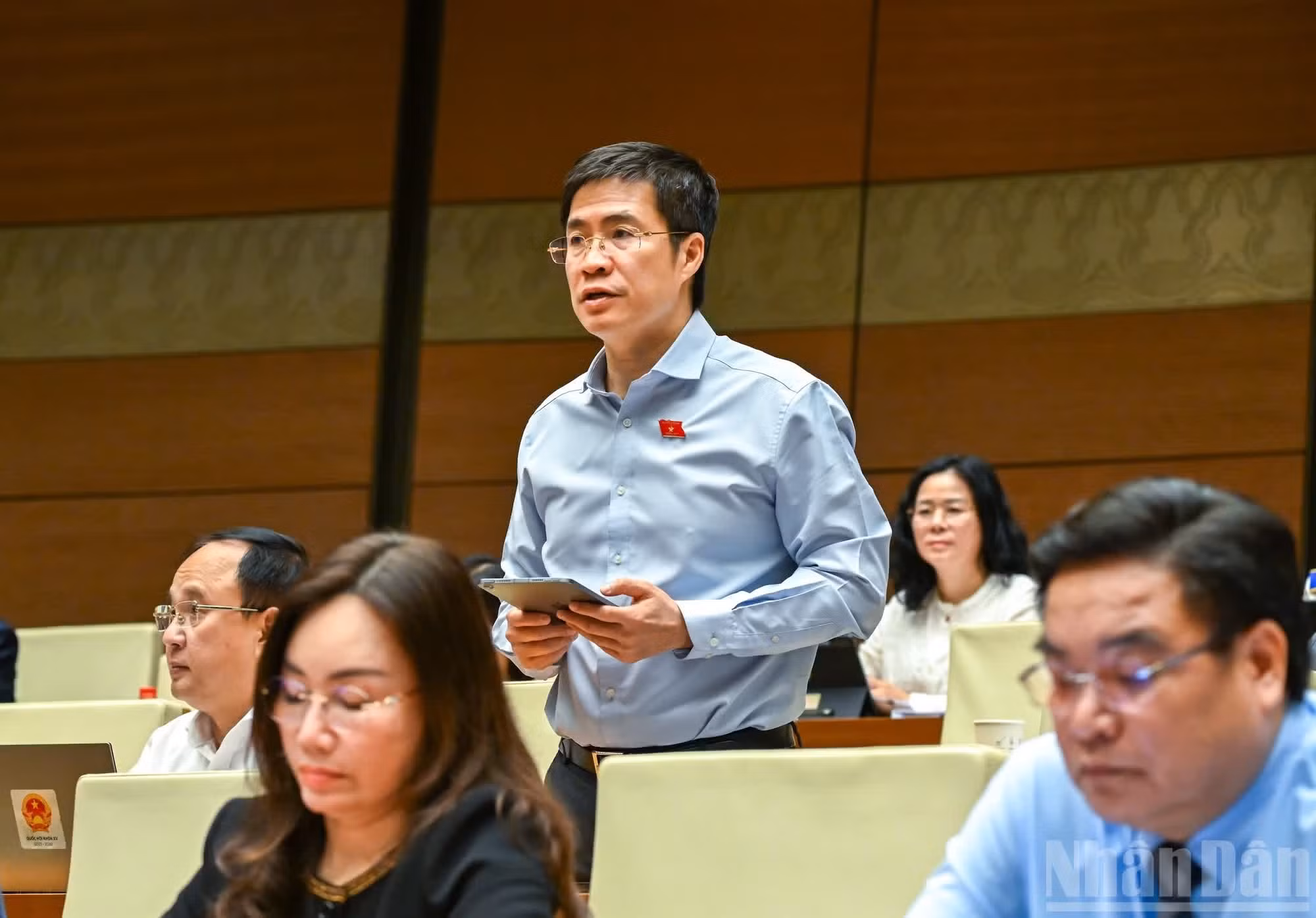 Le député Hoang Minh Hieu, représentant de la province de Nghe An, s’exprime lors des débats.