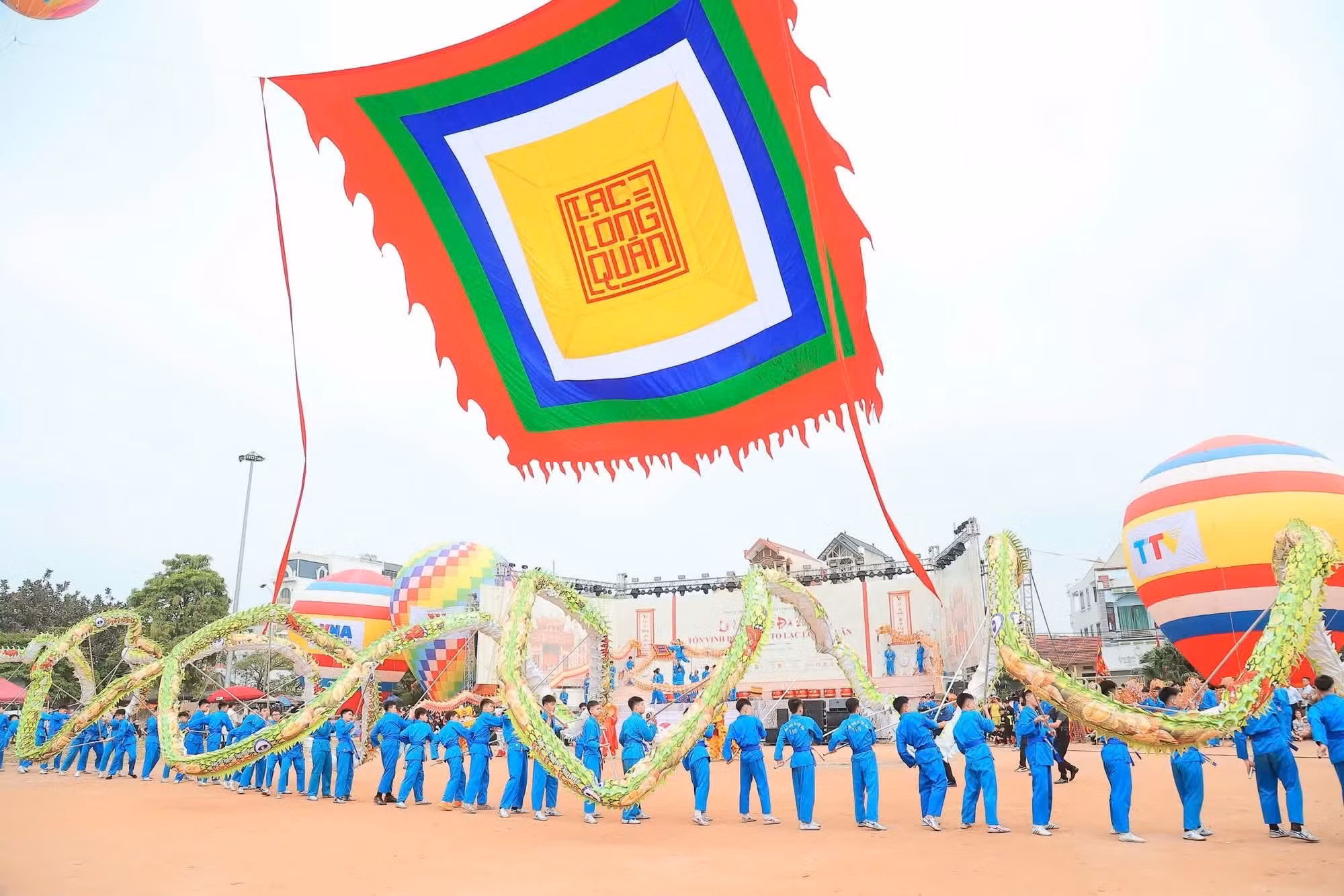 Spectacles de tambours martiaux, danses du lion et du dragon, dont une performance ayant établi un record national avec un dragon long de 120 mètres.