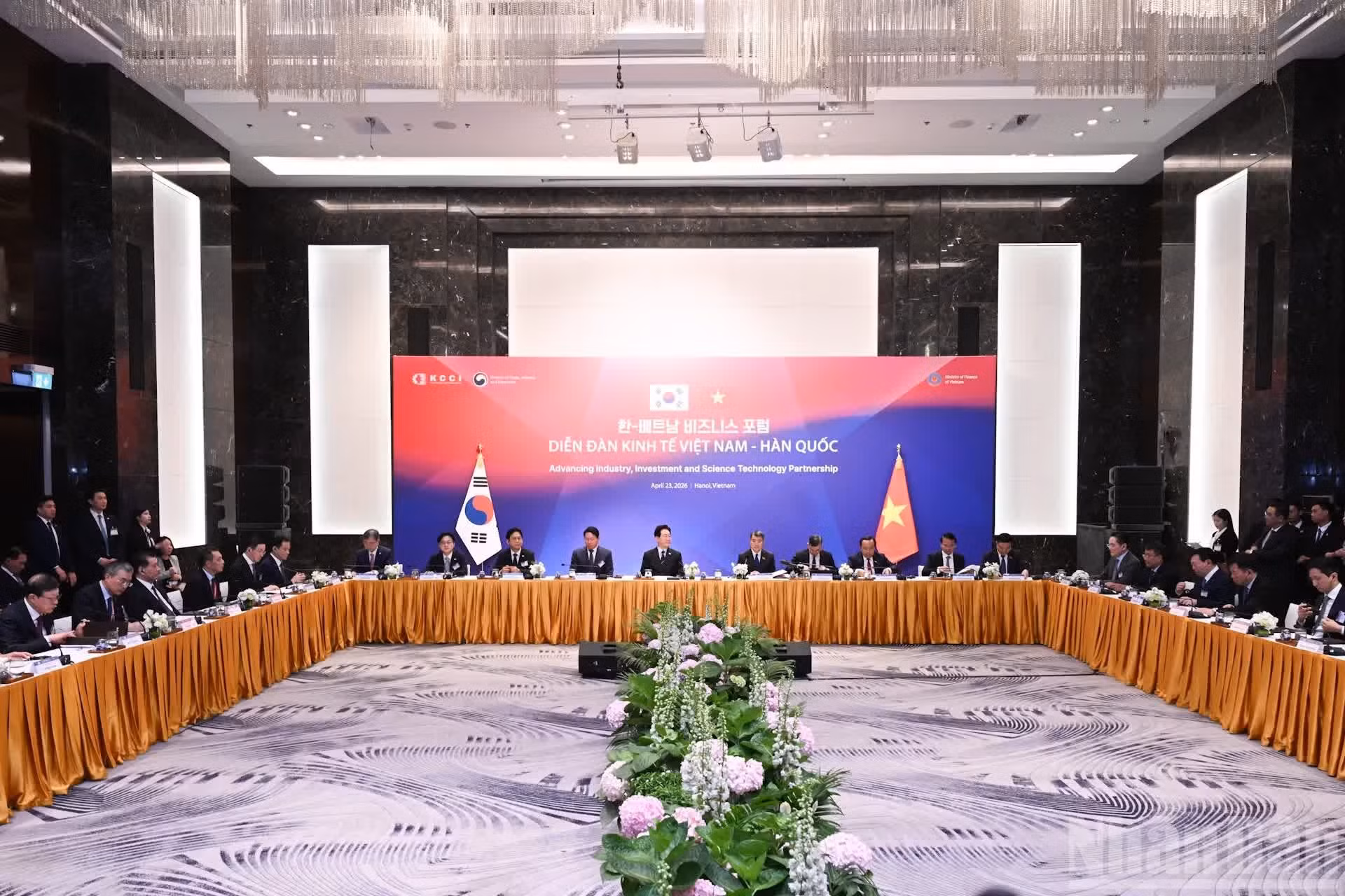Vue d'ensemble de la table ronde.